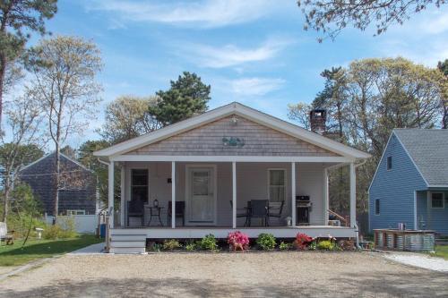 Island Breeze - Walk To The Beach & Downtown Home