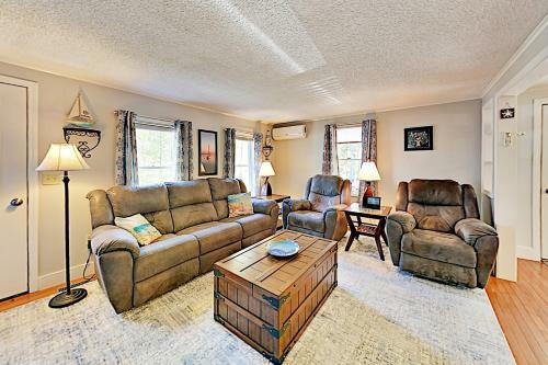 Island Breeze - Walk To The Beach & Downtown Home