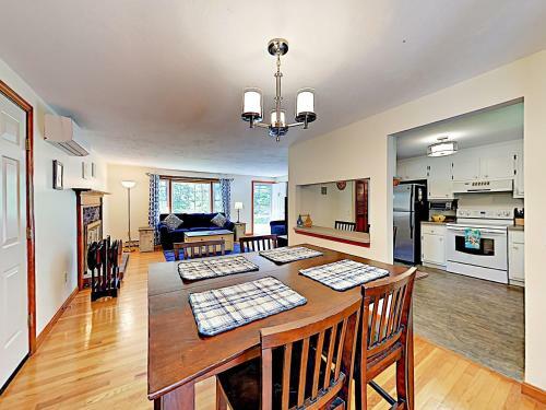 New Listing! Sunny Gem With Big Deck, Walk To Lakes Home