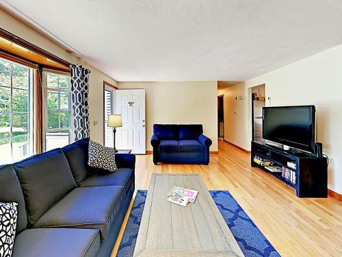 New Listing! Sunny Gem With Big Deck, Walk To Lakes Home