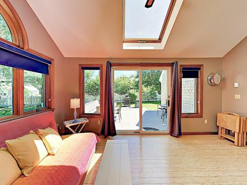 New Listing! Sunny Gem With Big Deck, Walk To Lakes Home
