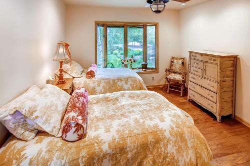 Lavish Charlevoix Home With Fire Pit On Lake Michigan