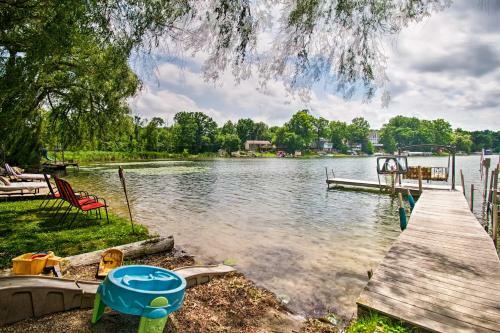 Cozy Lakefront Lapeer House With 2 Paddle Boats!