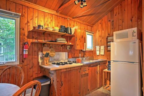 Cozy Suttons Bay Cottage With Shared Dock And Fire Pit!