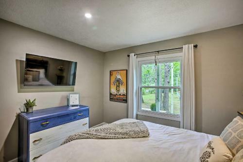 Charming Home With Deck, 2 Mi To Lake Michigan!