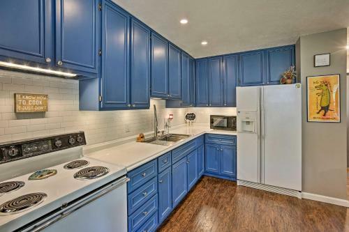 Charming Home With Deck, 2 Mi To Lake Michigan!