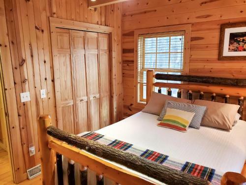 Wonderful Log Cabin Near Private Beach And Lake Access