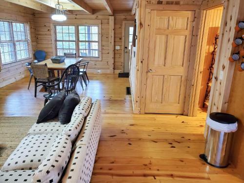 Wonderful Log Cabin Near Private Beach And Lake Access