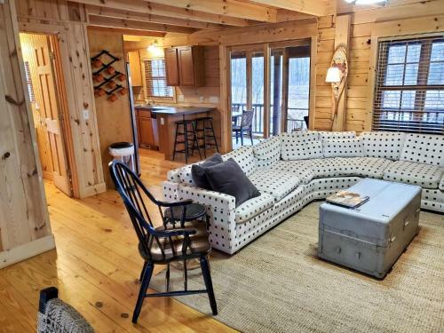 Wonderful Log Cabin Near Private Beach And Lake Access