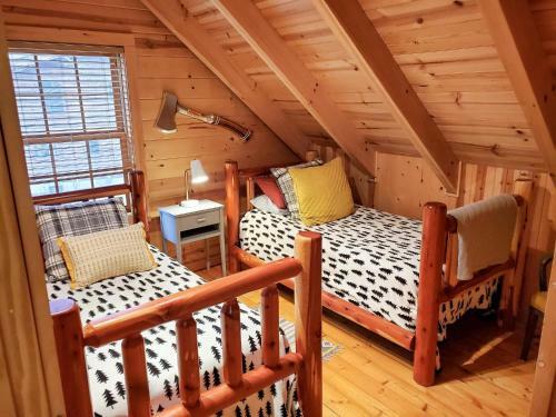 Wonderful Log Cabin Near Private Beach And Lake Access