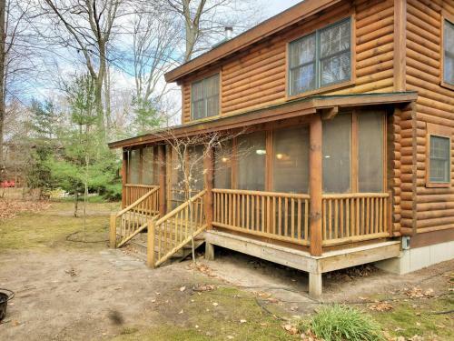Wonderful Log Cabin Near Private Beach And Lake Access