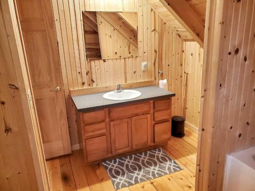 Wonderful Log Cabin Near Private Beach And Lake Access