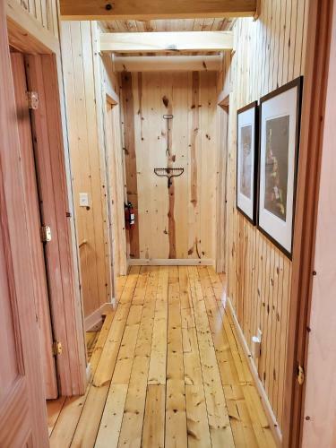 Wonderful Log Cabin Near Private Beach And Lake Access