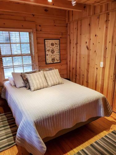 Wonderful Log Cabin Near Private Beach And Lake Access
