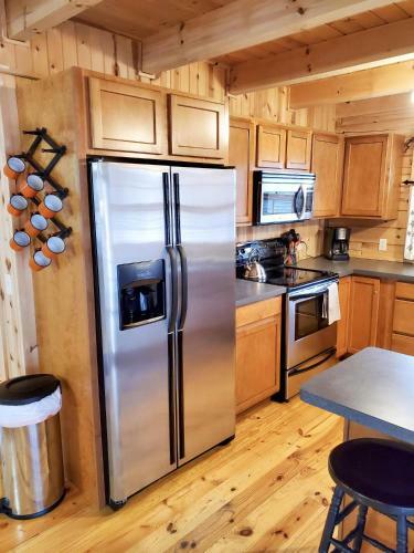 Wonderful Log Cabin Near Private Beach And Lake Access