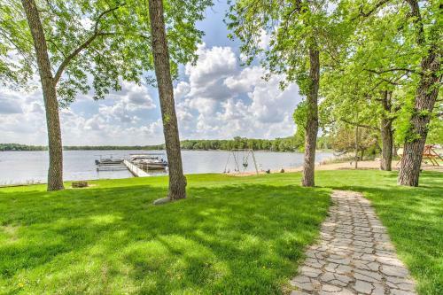 Clearwater Lake Getaway With Shared Pool And Boat Dock