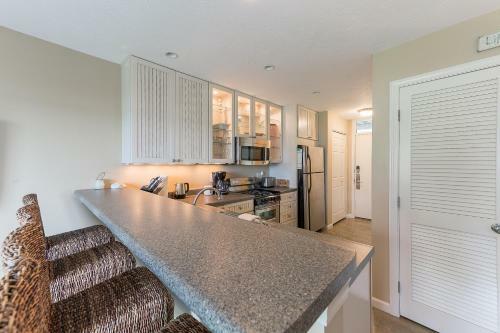 Gorgeous 2 Bedroom Lake View Condo
