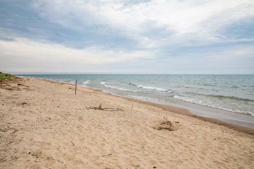 Beach Pines Lakeshore Cottage