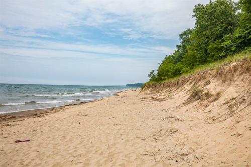 Beach Pines Lakeshore Cottage