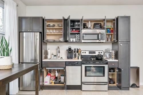 Beautiful & Modern Apartment - Walk To Uptown!