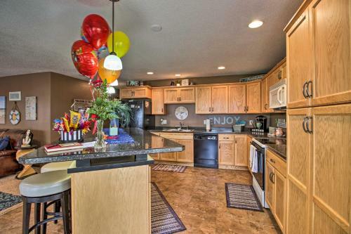 Lakeside Cottage Walk To Water, Dining And Marina!