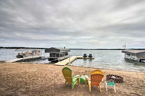 Lakeside Cottage Walk To Water, Dining And Marina!
