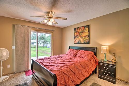 Lakeside Cottage Walk To Water, Dining And Marina!