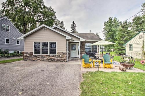Lakeside Cottage Walk To Water, Dining And Marina!