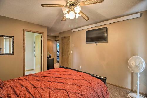 Lakeside Cottage Walk To Water, Dining And Marina!