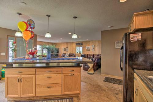 Lakeside Cottage Walk To Water, Dining And Marina!