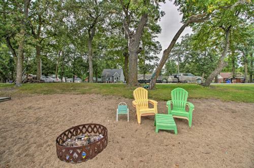 Lakeside Cottage Walk To Water, Dining And Marina!