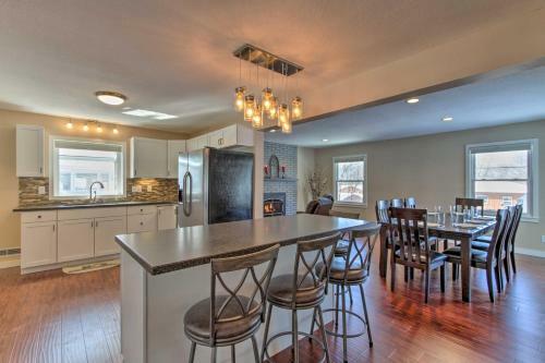 Rochester Home With Deck, 5 Min To Mayo Clinic!
