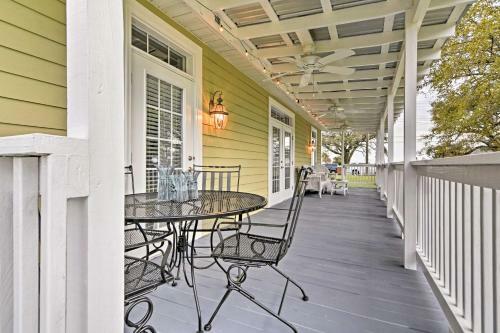 Cozy Pass Christian House With Porch Steps From Beach
