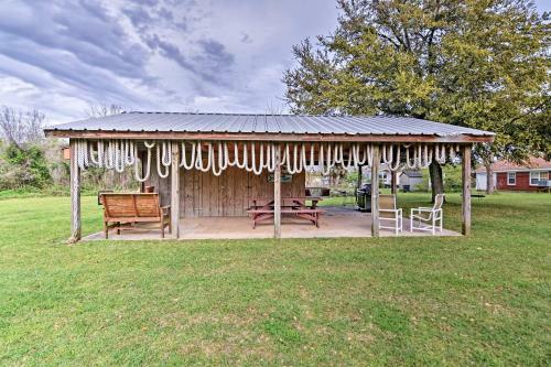 Cozy Pass Christian House With Porch Steps From Beach