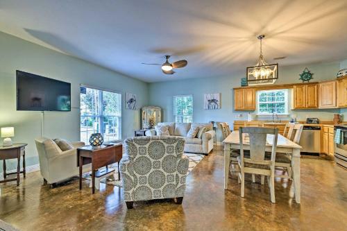 Charming Coastal Cottage Walk To Beach And Downtown!
