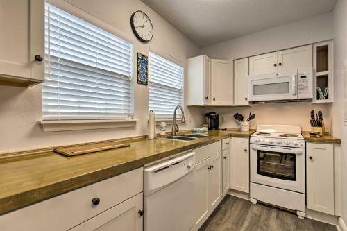 Downtown Ocean Springs Duplex With A And C, 1mi To Beach