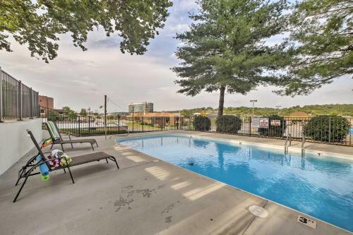 Downtown Branson Cottage With Pool Access!