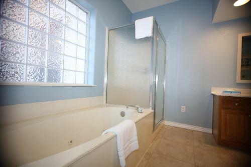 Modern Condo By Entertainment District 2br Standard