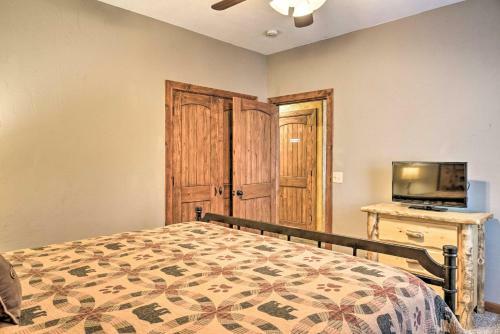Large Lakeside Lodge With Dock And Private Hot Tub