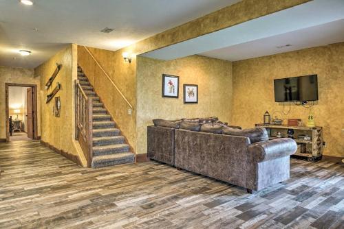 Large Lakeside Lodge With Dock And Private Hot Tub