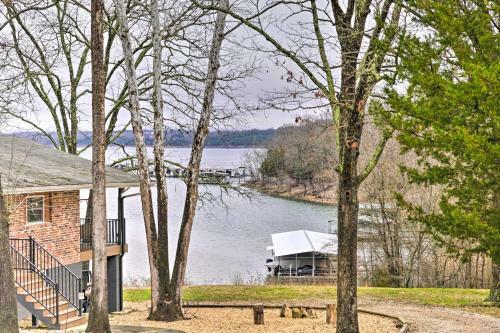 Table Rock Getaway With Fire Pit And Lake Access!
