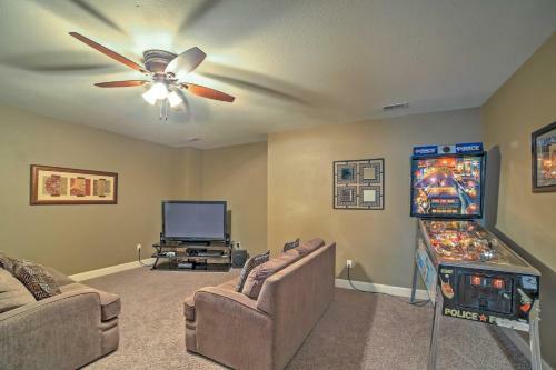 Expansive Hollister Retreat With Deck And Pool Access!