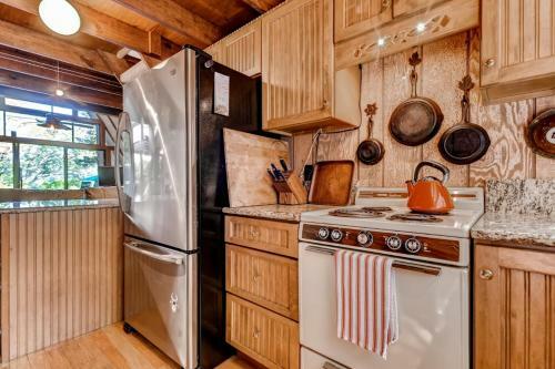 Quiet Lakefront Cottage With Dock And Resort Access!