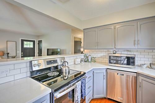 Modern Excelsior Springs Home With Deck And 3 Acres!