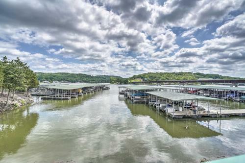 Apartamento Lakefront Camdenton Condo With Deck, Shared Pool