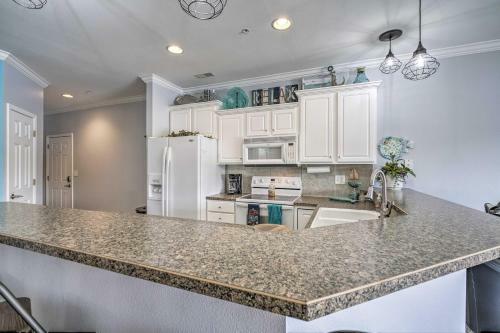 Apartamento Lakefront Camdenton Condo With Deck, Shared Pool