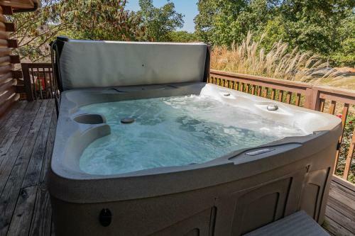 Base Camp Experience, Hottub, Jettedtubs, Grill, Great Location, Wifi