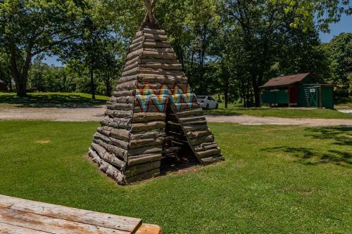 Base Camp Experience, Hottub, Jettedtubs, Grill, Great Location, Wifi