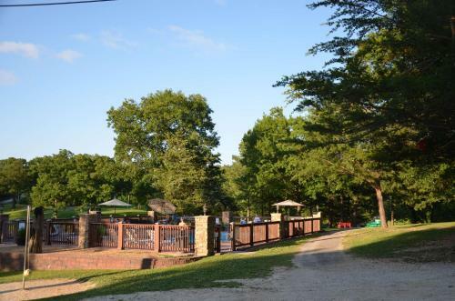 Base Camp Experience, Hottub, Jettedtubs, Grill, Great Location, Wifi