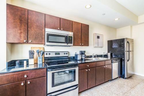 Spacious Condo With Great Sky Roof By Cozysuites